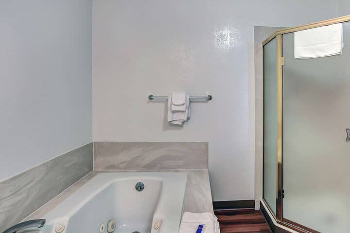 Jetted tub