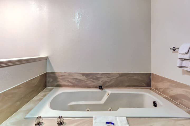Jetted tub